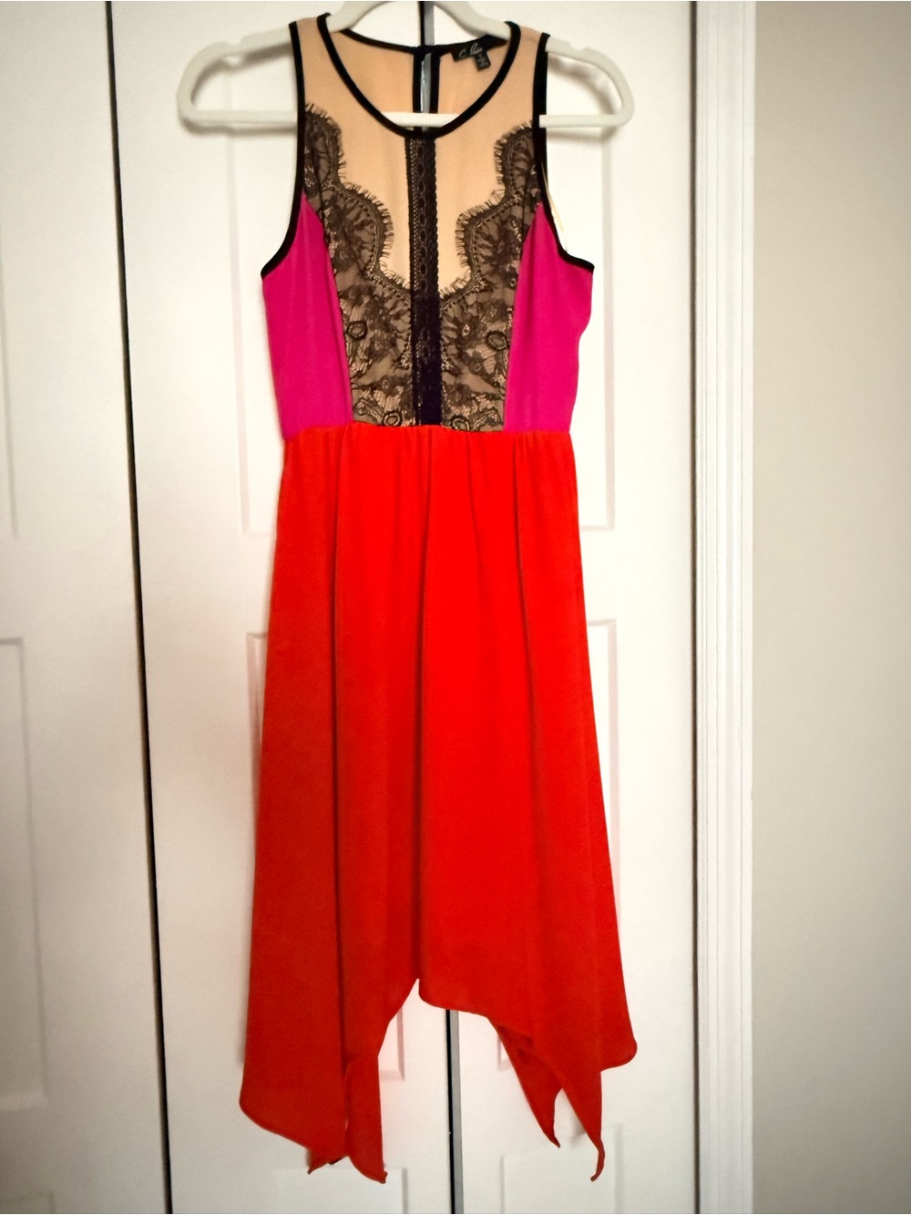 Summer dress with lace accent